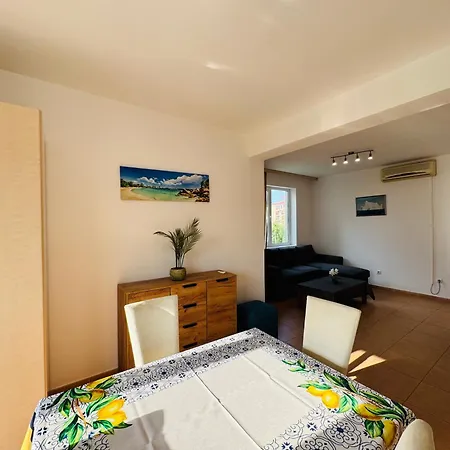 Sunny House 101 One Bedroom * Napospart
